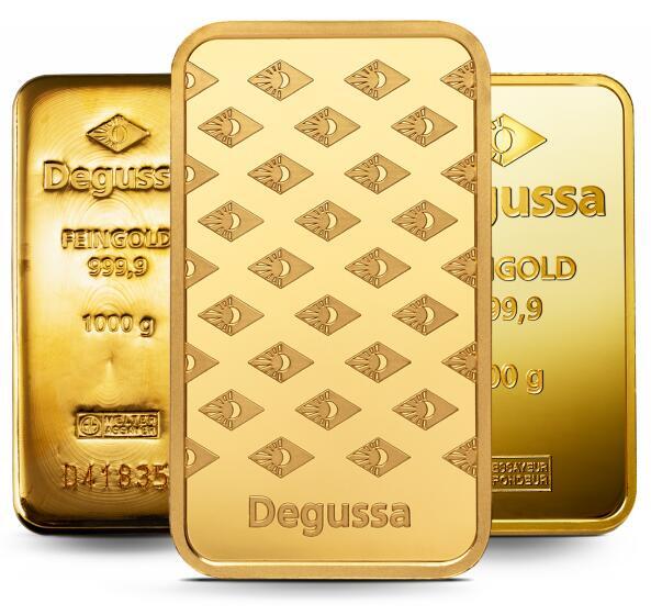 Drei glänzende Degussa Goldbarren aus 999,9 Feingold in verschiedenen Größen.